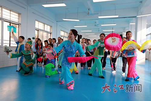 在大余县东门小学，傅小花带领学生练习赣南采茶戏动作。彭青芸摄
