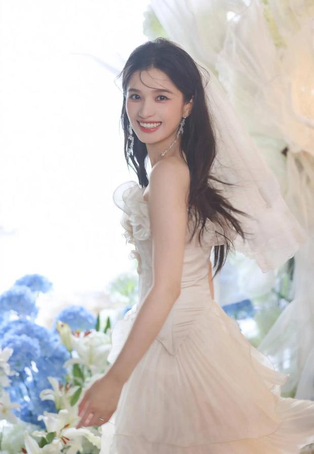 张婧仪回眸一笑百媚生。