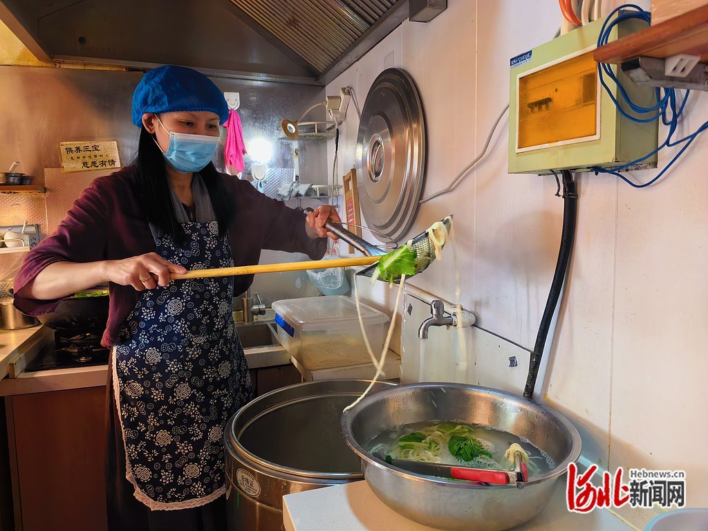 袁英莲在店里煮面。袁欣悦摄