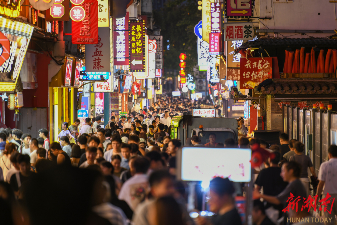 2026年端午节假期，长沙五一商圈客流如织。江毅 摄