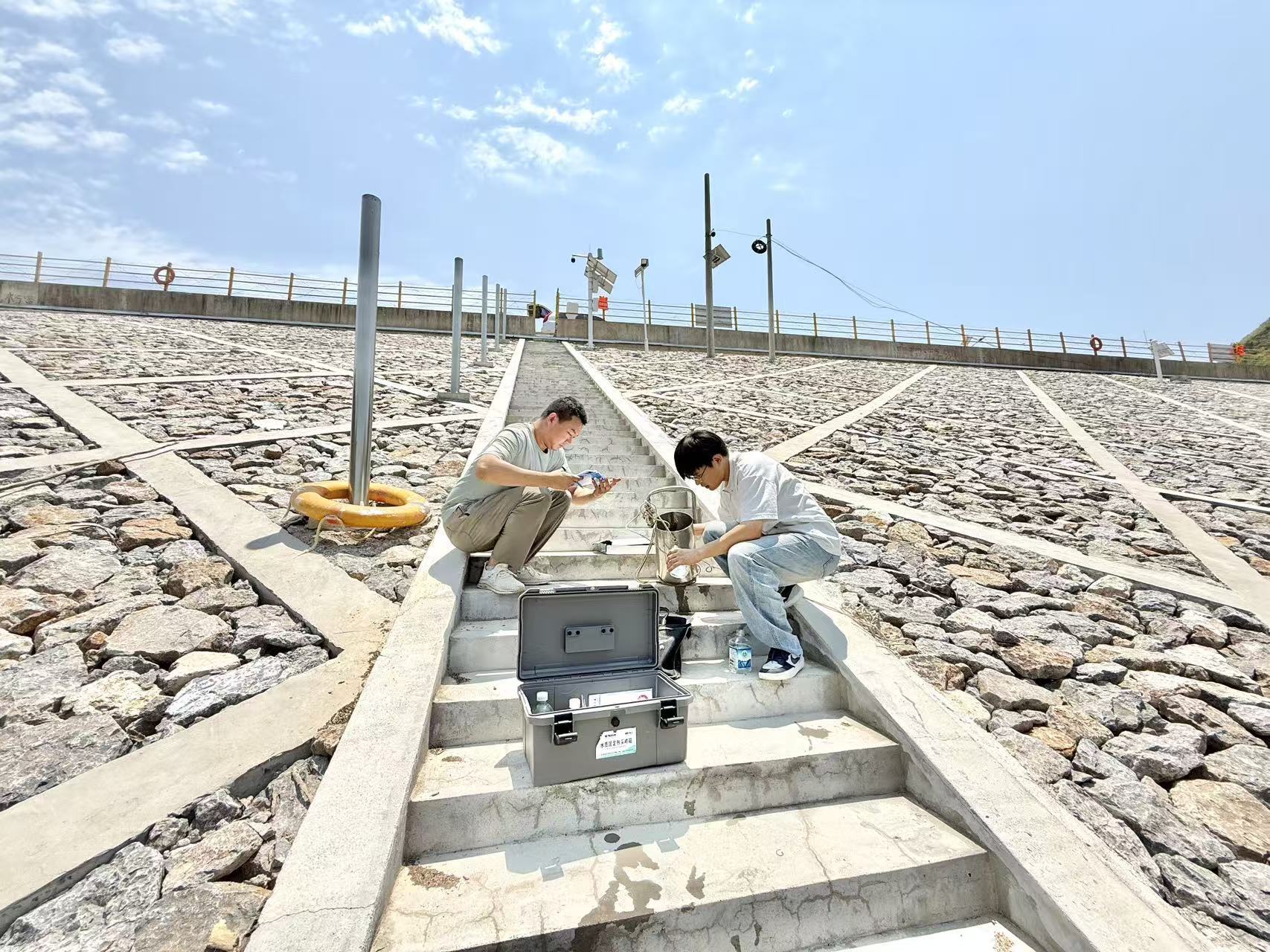 （在河道监测采样）