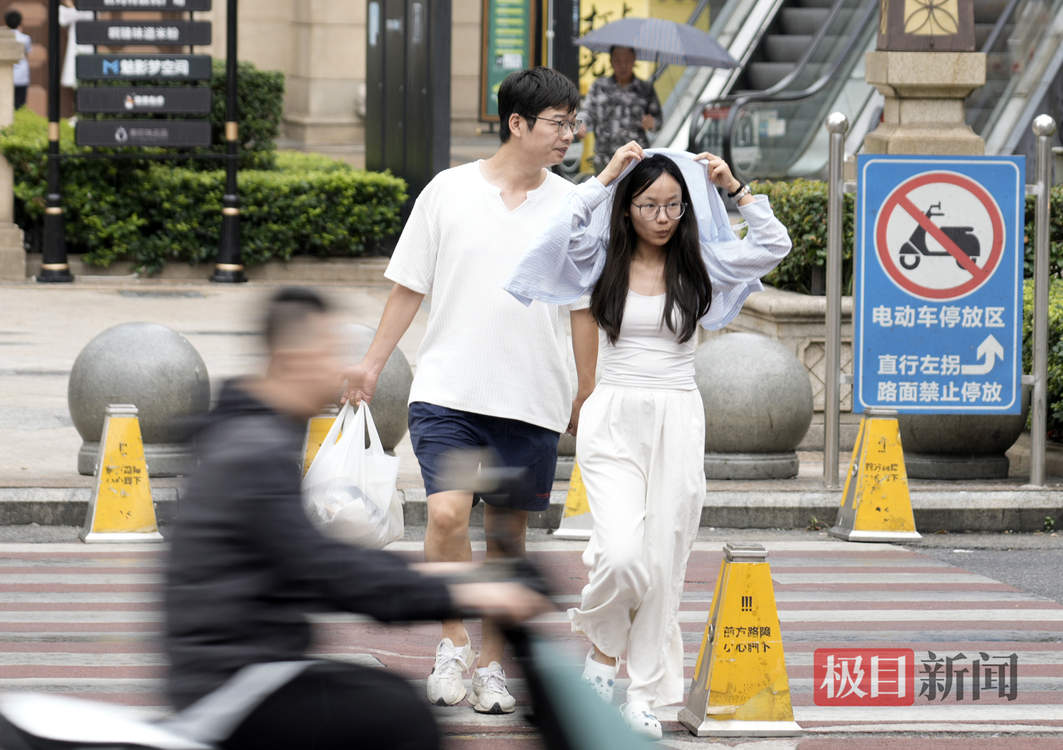 雨后，凉爽的光谷步行街，行人游客轻松逛街
