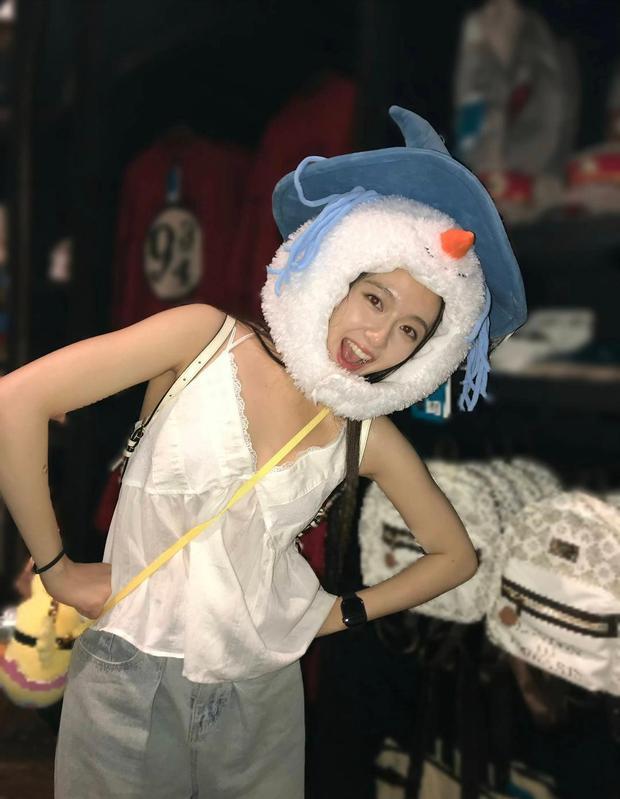 搜狐娱乐讯 近日，李兰迪晒出一组外出游玩照，她身穿简约白色吊带，戴可爱雪人毛绒帽，多款俏皮表情灵动鲜活，满是元气少女感。