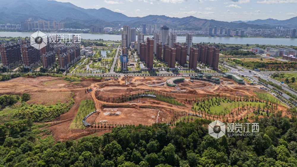 2026年7月19日，航拍镜头下，吉水县金滩体育公园施工现场塔吊林立、机械往来，工程建设有序铺开，约 160 亩场地轮廓清晰显现，一座集运动、休闲、生态于一体的综合体育公园雏形初现。