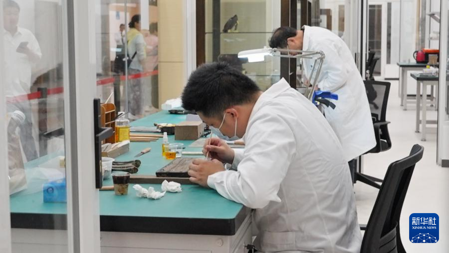 在湖北省博物馆文物修复展示中心，工作人员正在修复文物。新华社发
