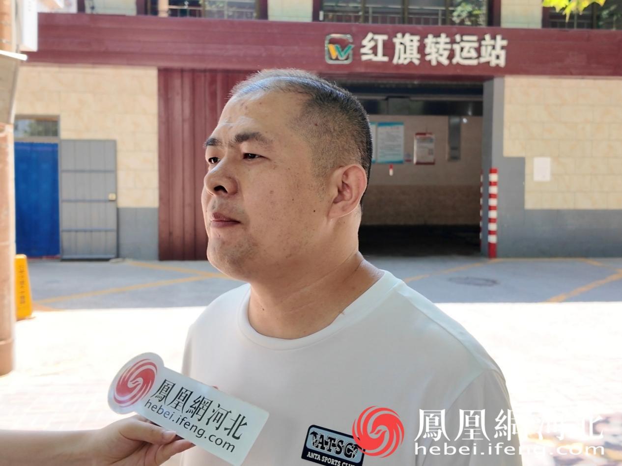桥西区环境卫生大队清运股股长李国军介绍情况