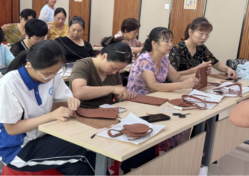 一针一线藏匠心！西乡庄边社区邻里课堂  解锁皮具手作乐趣
