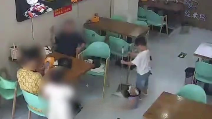 小顾客踢翻垃圾桶，店主4岁孩子收拾干净