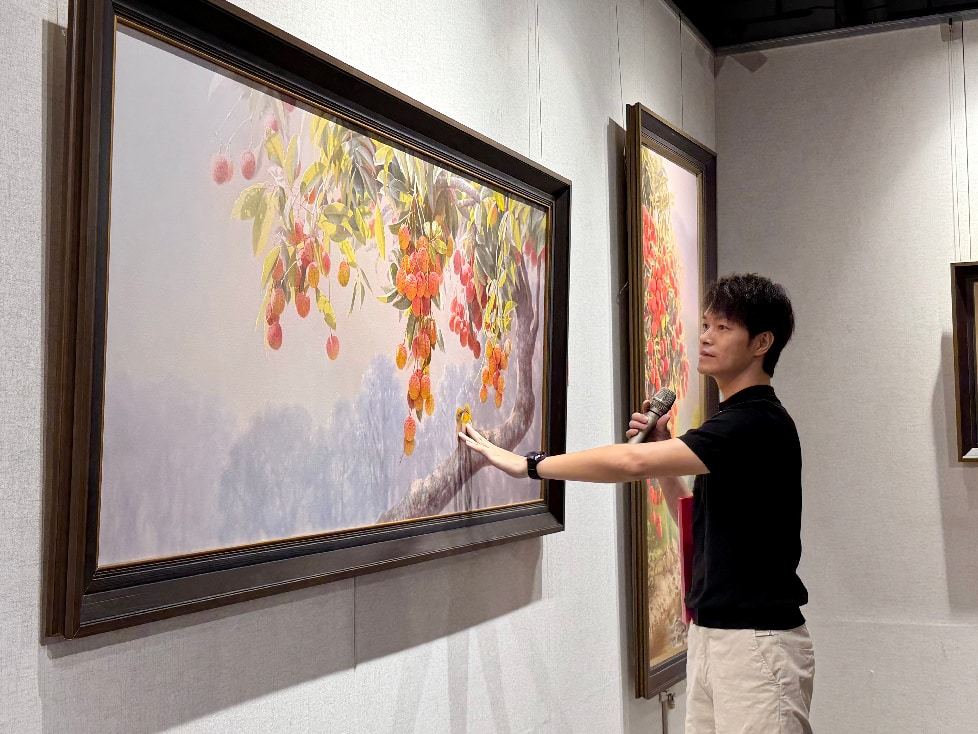 郑炳章向观众讲解画作