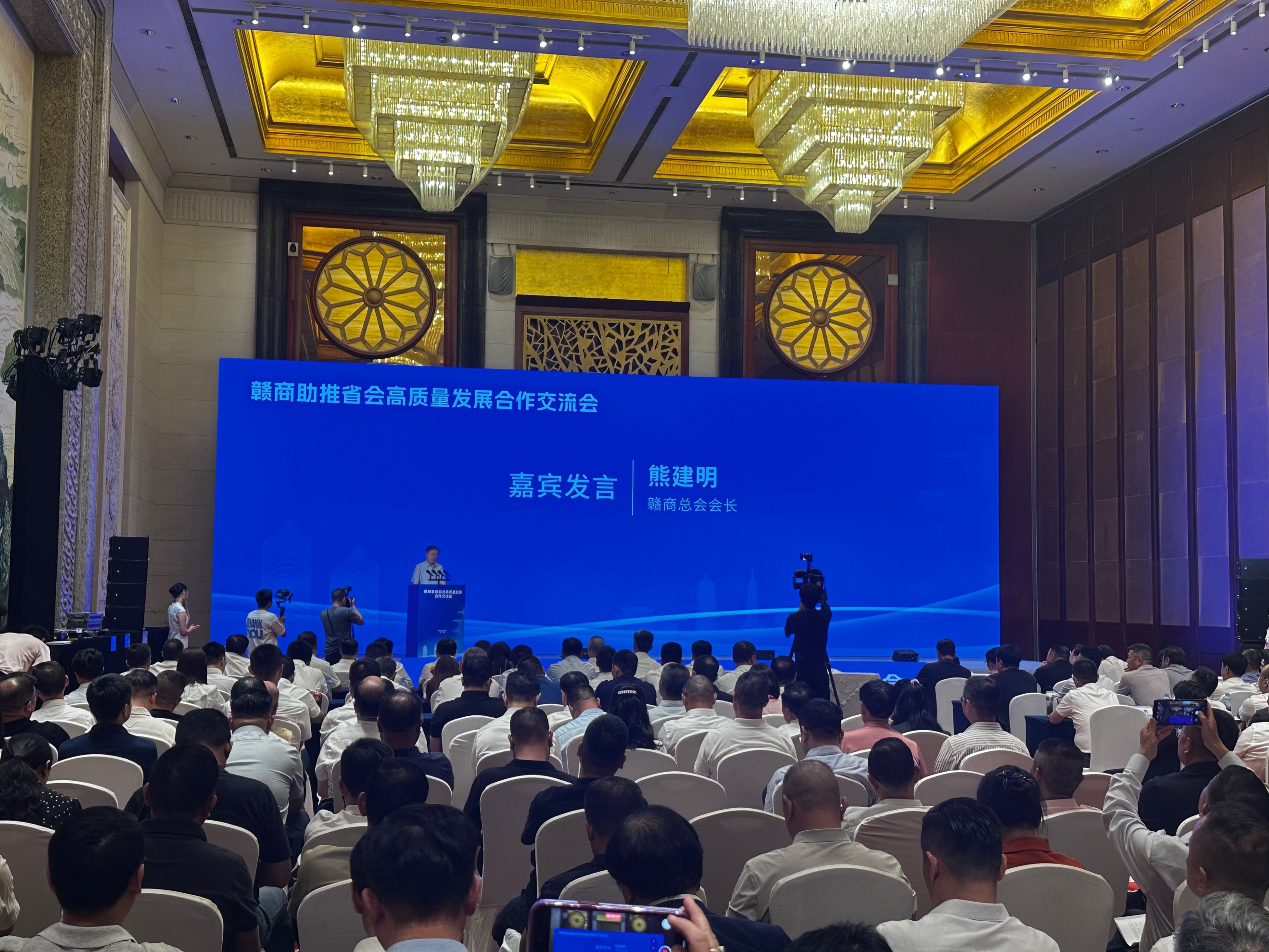 赣商总会会长熊建明作交流发言。