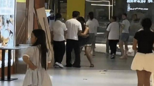 女子遛狗不拴绳遭男子摔狗扇耳光？官方回应：双方实为情侣，另有起因