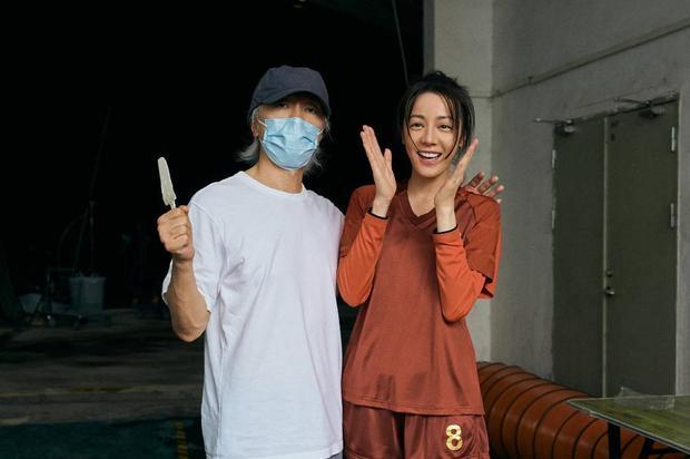 搜狐娱乐讯 22日，迪丽热巴最新《功夫女足》花絮照曝光，她与周星驰同框合影，面露灿烂笑容，心情大好。