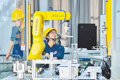 近日,河北省2026年度职业技能竞赛国赛项目培优赛(北部赛区)在唐山举行。图为机器人系统集成赛项比赛现场。 本报记者 郭宝强摄