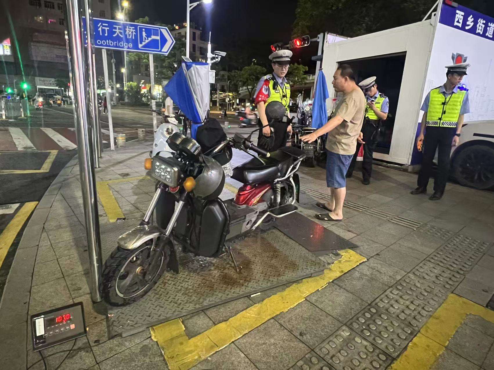 西乡街道重拳整治电动自行车交通违法 织密道路安全防护网