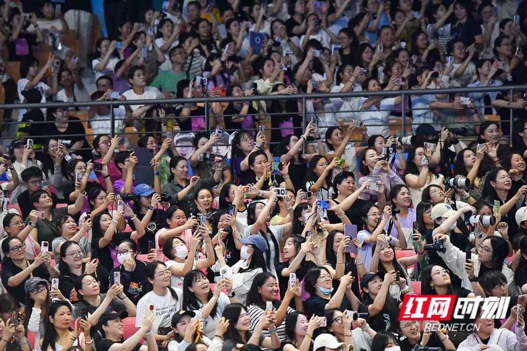 7月16日,长沙,中南大学体育馆,观众观赛。李长宏摄