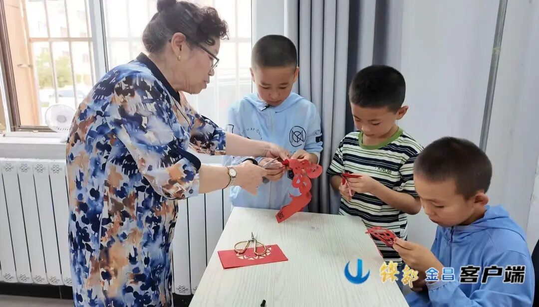 △老师教小朋友剪纸