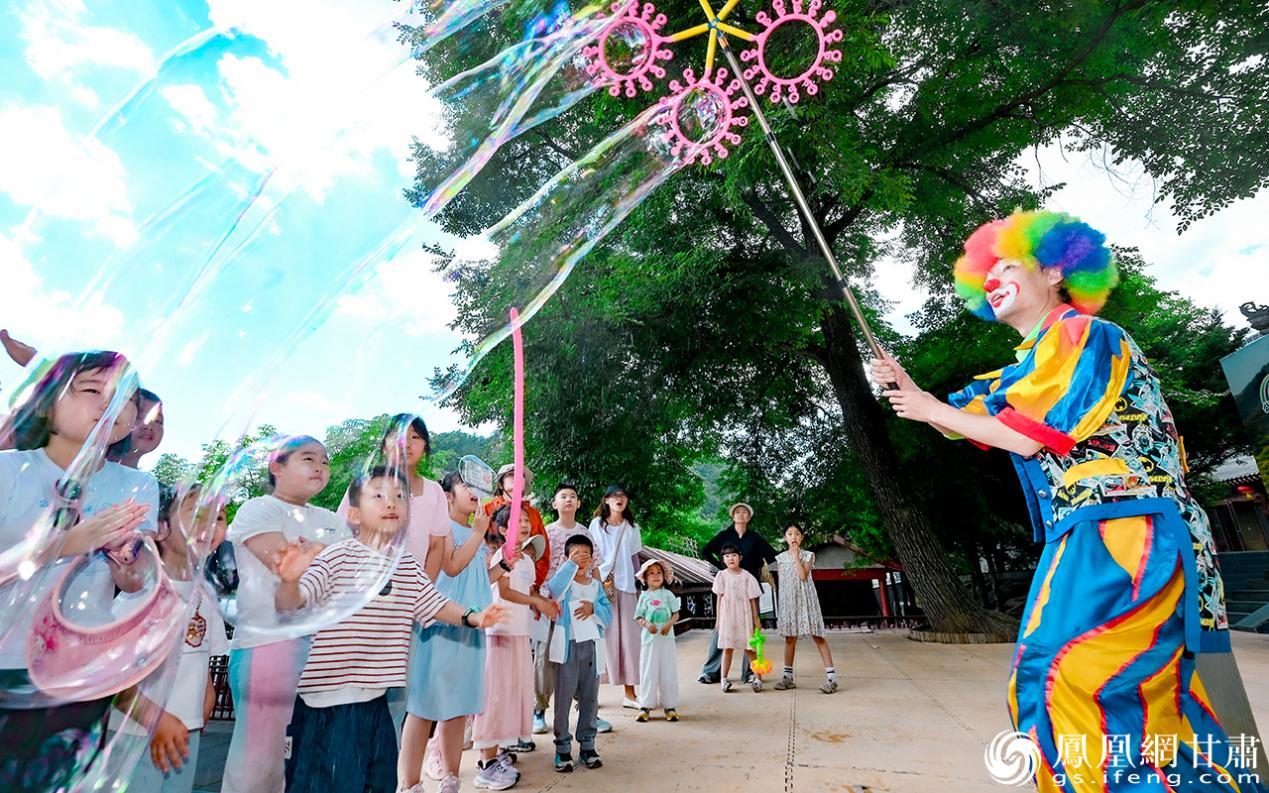 小丑泡泡秀精彩上演,小朋友们沉浸式互动乐享山间童趣。