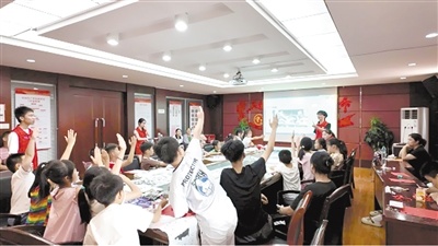孩子们在托管班上积极举手答题