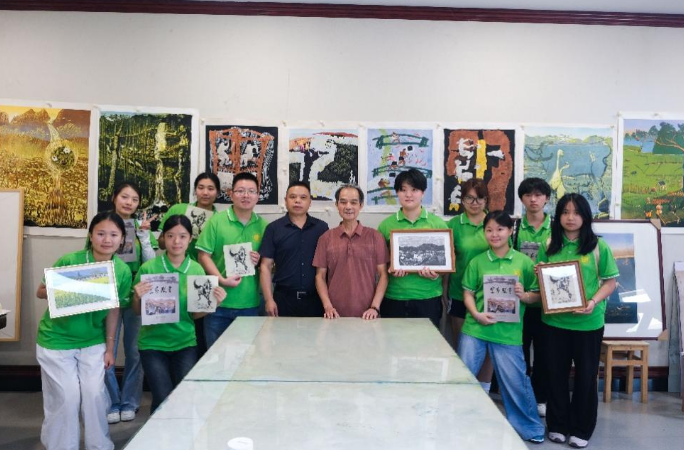 实践团成员与非遗代表性传承人余东方交流学习