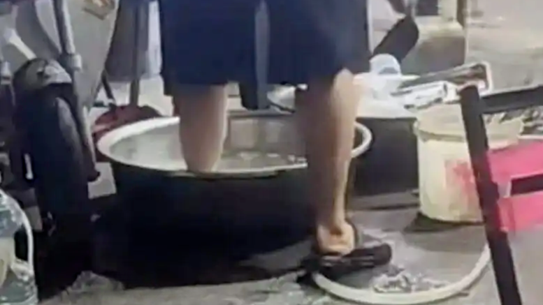 烧烤店工作人员用洗菜盆涮脚，官方通报