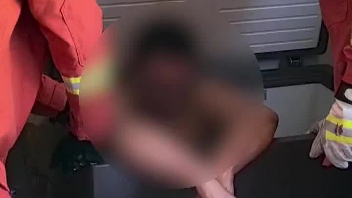 男子钻冰柜纳凉不慎被卡，拨打119求助