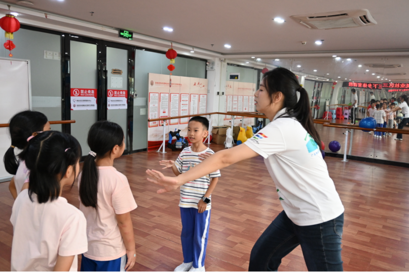 蚝业社区“生活小能手”小组开课:趣味运动课堂，解锁孩童欢乐时光