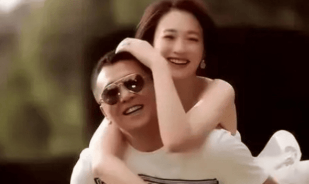 据悉，2014年6月，李小冉被拍到和一男子在长春登记结婚，男方是制片人徐佳宁。6月24日，李小冉晒出自己与老公的牵手照，首度承认领证结婚。2015年8月8日，李小冉与徐佳宁在布鲁塞尔举行婚礼。2026年7月13日，八卦媒体爆料称李小冉与徐佳宁离婚。