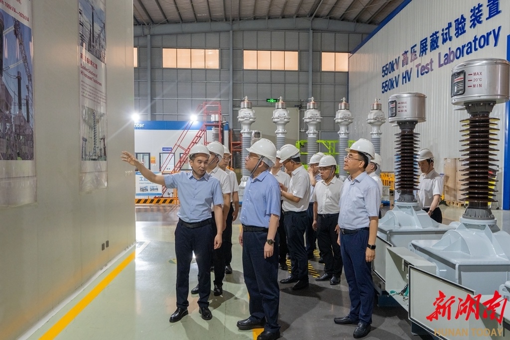 7月21日，沈晓明在湖南伊莱特电瓷电器有限公司调研。