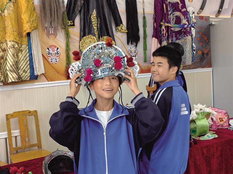 孩子们近距离触摸老物件