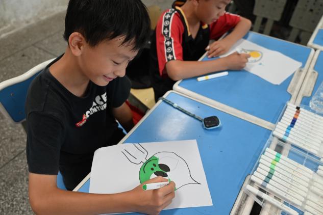 图为小学班级美术课学生在自由发挥绘画 通讯员吕嘉东 供图