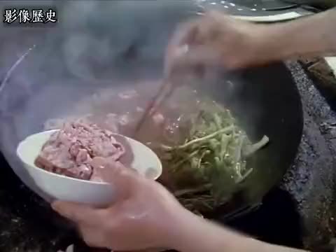 80年代川菜馆制作水煮牛肉影像：大厨做法正宗，看着极富食欲