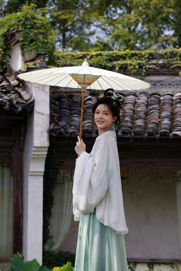 搜狐娱乐讯 近日，赵今麦一组古装江南片场花絮释出，她身穿淡青古风长裙执油纸伞漫步水乡庭院，青衣袅袅步履轻盈，一颦一笑间尽显温婉东方韵味。