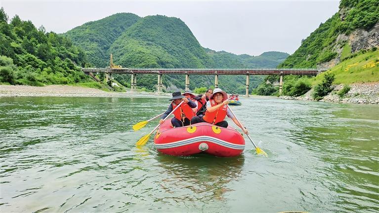 近年来，徽县立足“陇上江南”生态优势，深耕山水文旅资源，持续优化嘉陵江峡谷群的旅游环境，完善漂流航道设施，升级全域配套服务，在保留原生态野趣的基础上，全面提升游客游玩体验。一江碧水盘活全域夏日文旅市场，不仅擦亮了徽县生态文旅名片，更让绿水青山真正成为群众增收致富的“金山银山”。新甘肃&middot;甘肃农民报通讯员　燕宏瑞