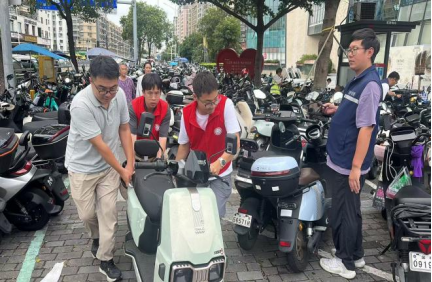 一双挪车的手,一颗守护的心--麻布社区以“微治理”撬动居民“大参与”,共绘商圈文明“新风景”