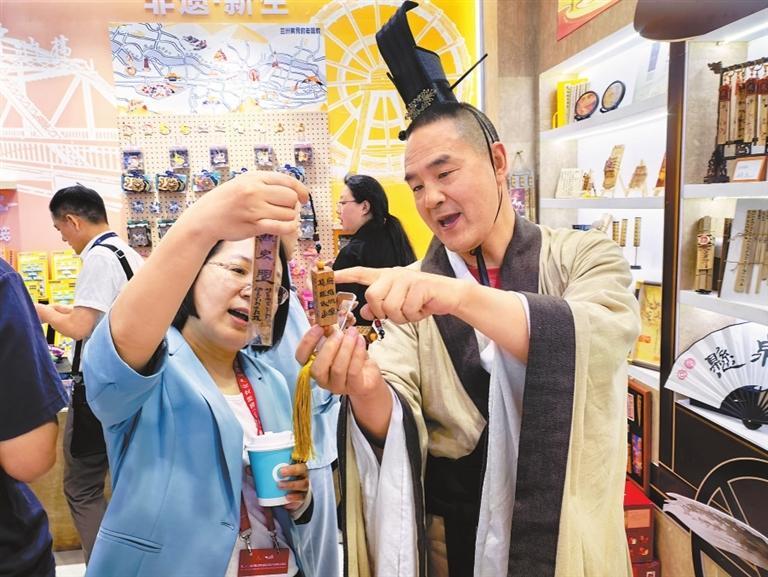 第二十二届深圳文博会上，宾客在甘肃展馆了解简牍背后的历史故事。新甘肃&middot;甘肃日报记者　白永萍