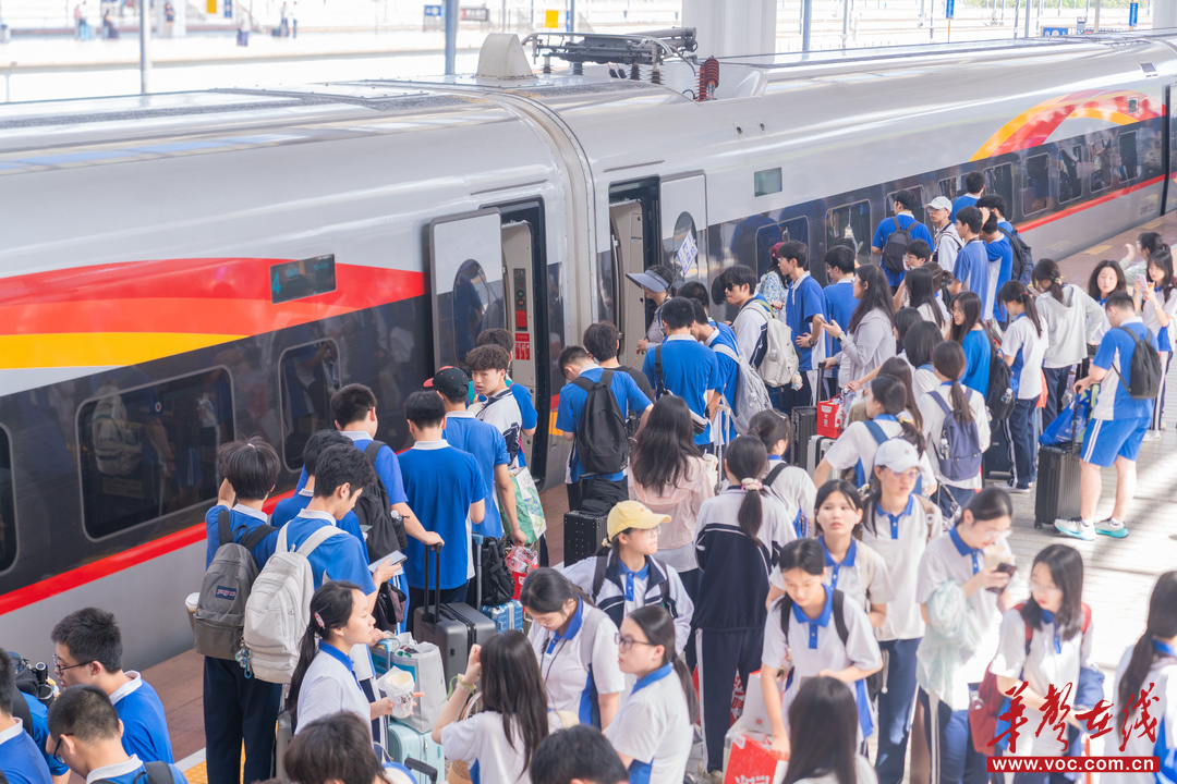 长沙南站迎来暑期学生出行高峰,增幅达77.4%。图/长沙南站
