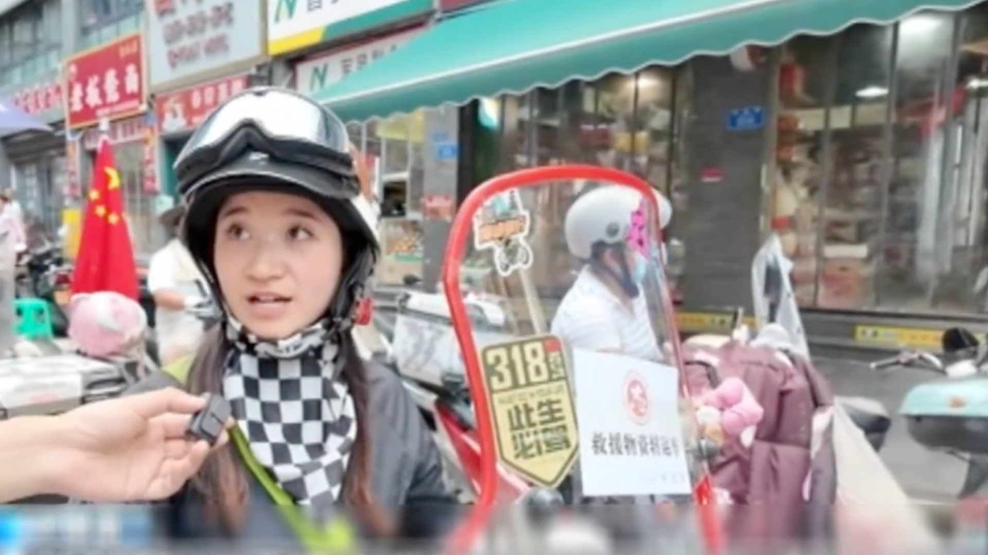 重庆摩托“大军”驰援彭水崩塌救灾一线