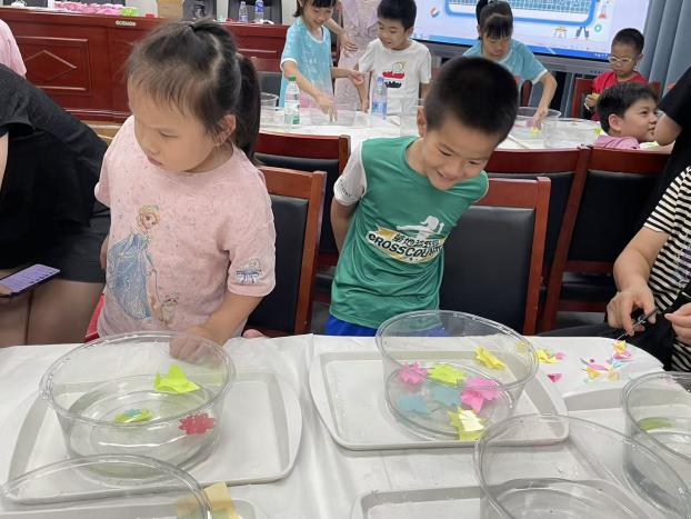 见证纸上绽放瞬间！臣田社区趣味科学课堂点亮小小好奇心