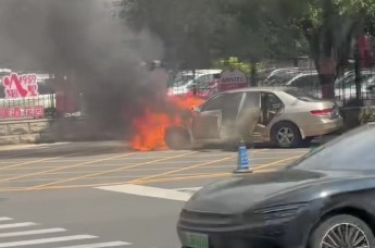 沈阳市皇姑区黄河大街路段发生一起私家车自燃事件，消防救援等部门正在现场处置。