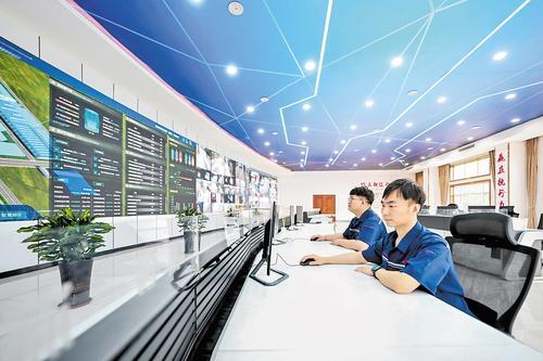近日,金鼎重工有限公司员工在多部合一5G+工业互联网智控中心监测系统运行情况。本报记者 田明摄