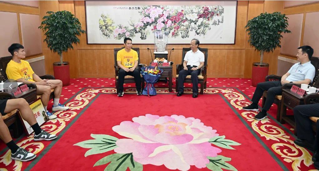 郭文海尹念红会见粤BA中山队队员 号召全市发扬“永不言弃”精神