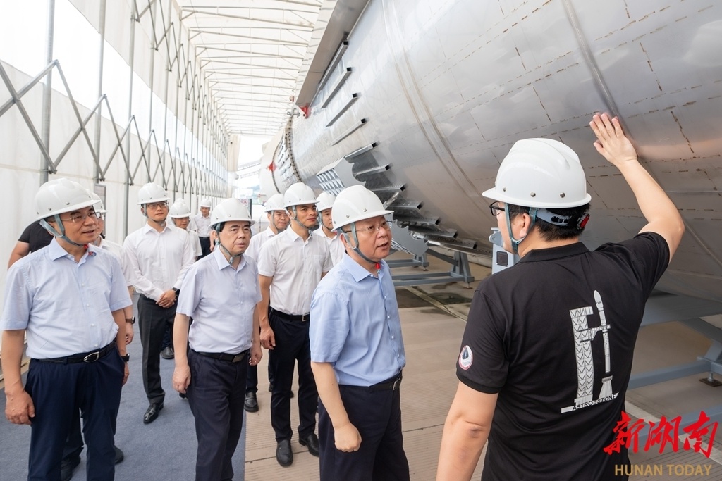 7月21日，沈晓明在湖南宇石空间探索航天科技有限公司调研。