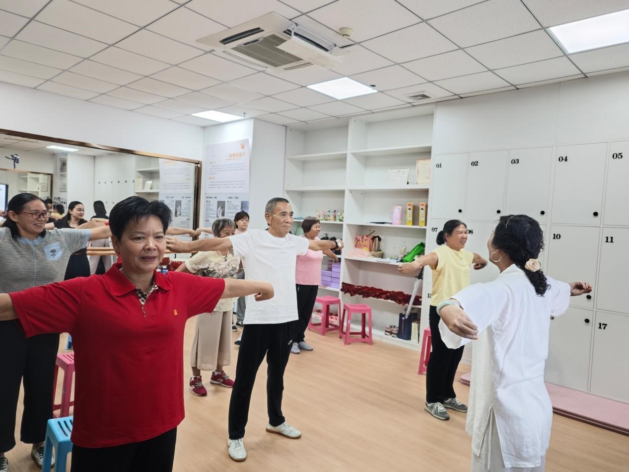 太极老师带领组员进行课前拉伸