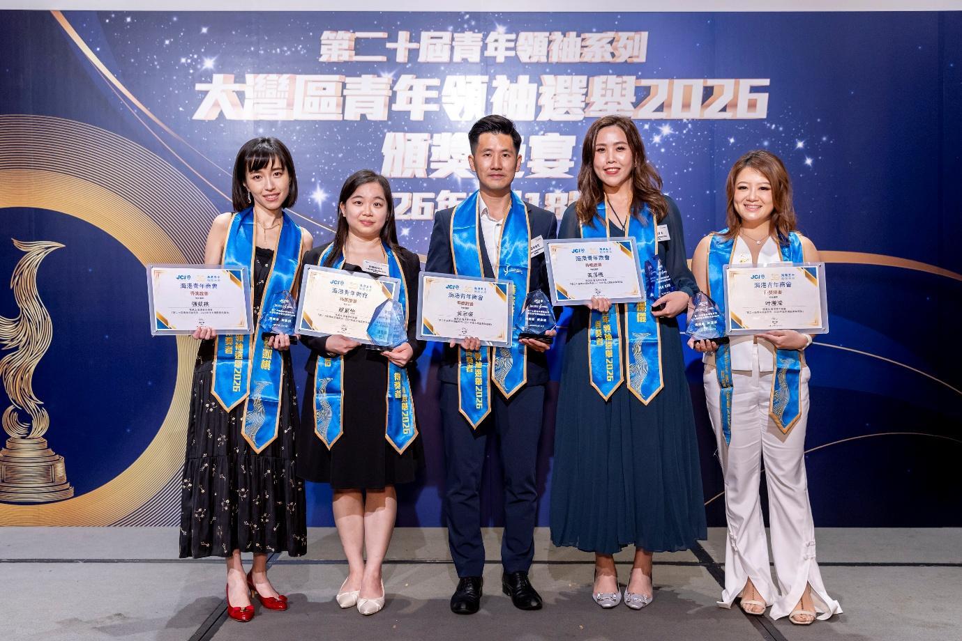 得奖者相片（左起）：张凯棋女士、赵嘉怡女士、黄宗豪先生 、黄洁仪女士、叶滢滢女士