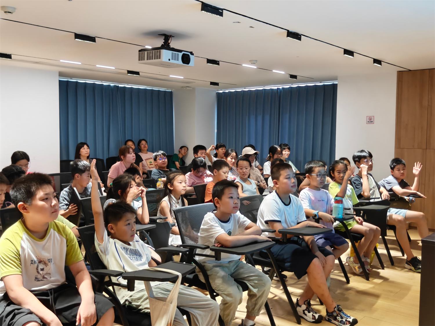 仓颉古字邂逅AI魔法:华侨城暑期青少年课堂解锁汉字与低碳新知
