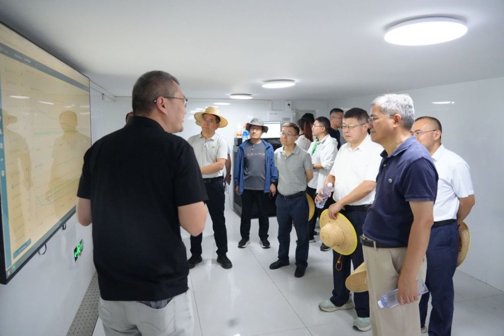 7月19日，中国工程院院士康绍忠（右二）带领与会人员在武威市实地调研。