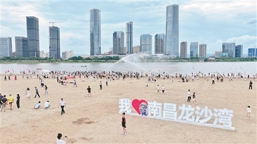 市民在位于南昌市东湖区的龙沙湾天然泳场戏水纳凉。本报全媒体记者 王蕴蓉摄