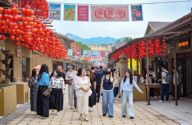 7月24日，游客在西柏坡1948商业街区游玩。