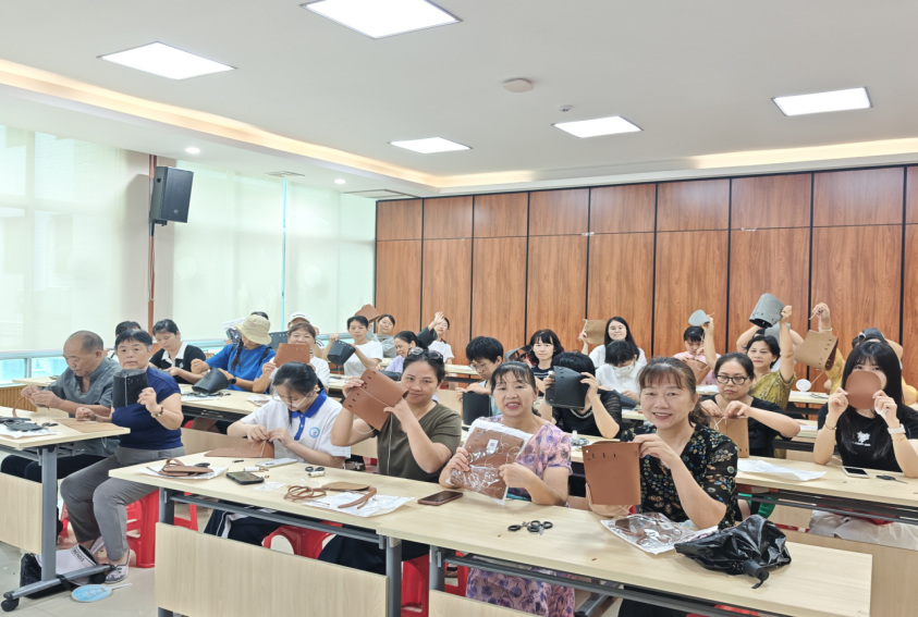 一针一线藏匠心！西乡庄边社区邻里课堂  解锁皮具手作乐趣