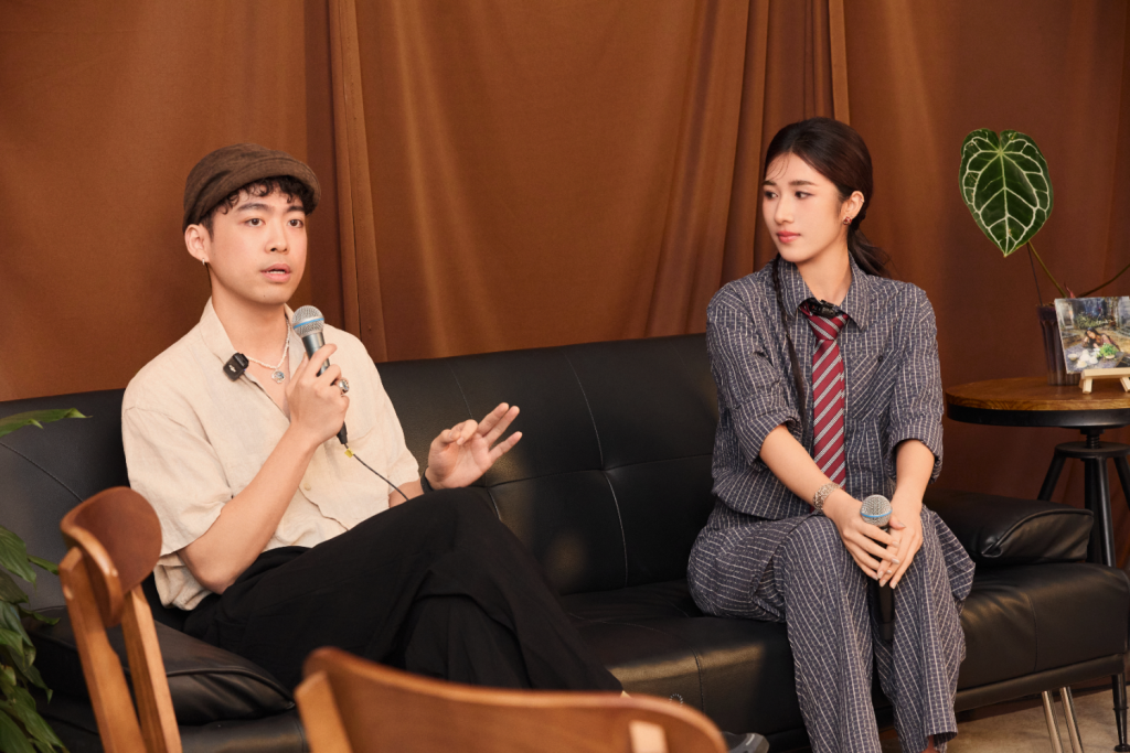 CPJ陈宥晞（左）介绍专辑制作过程